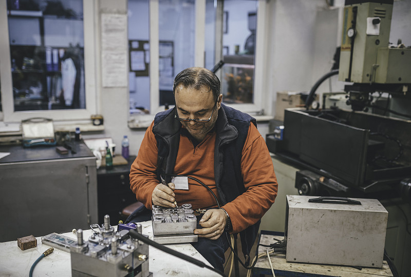 旋臂起重机在纺织机械制造中的应用